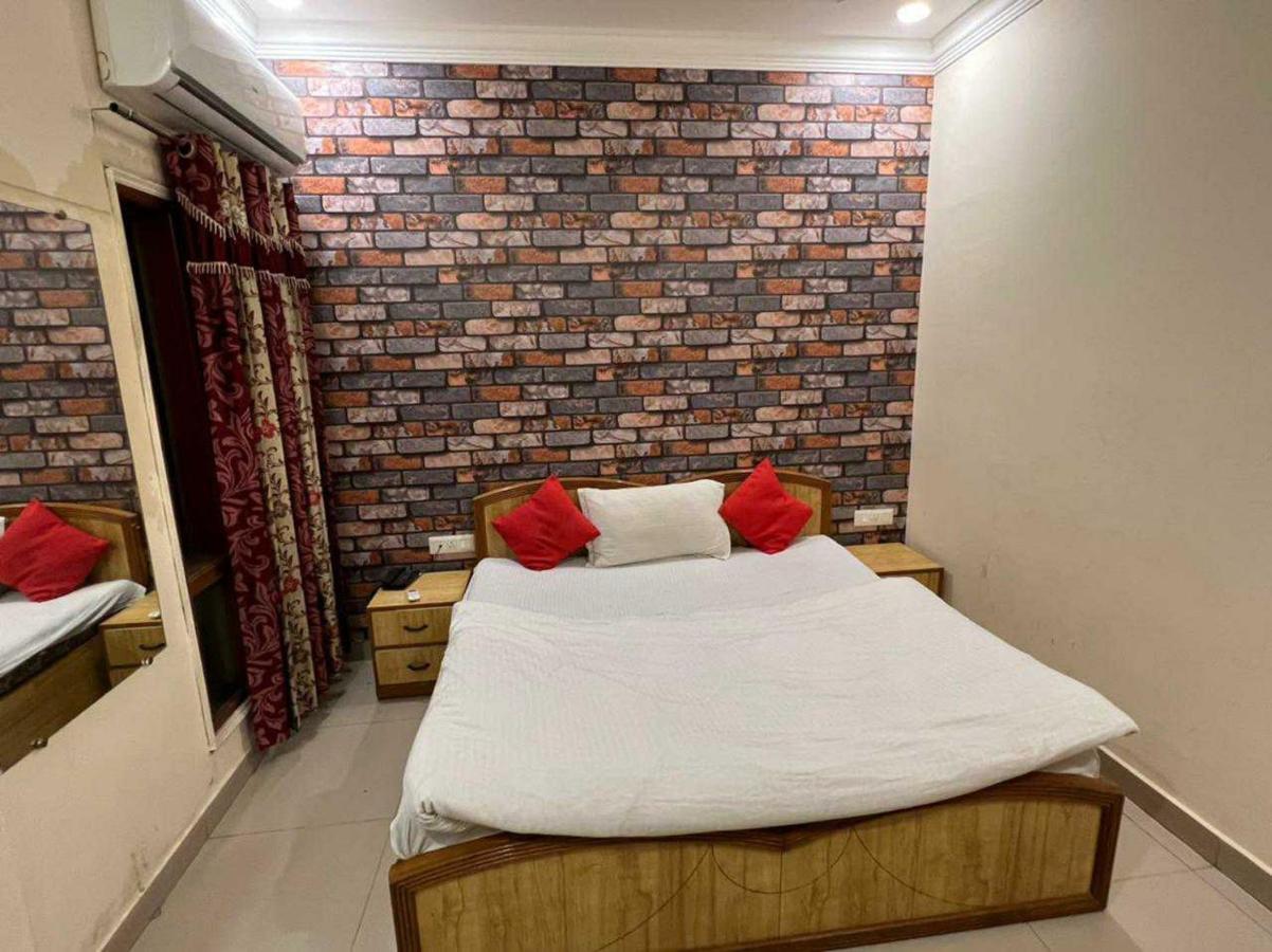 Hotel Anand Amritsar Buitenkant foto