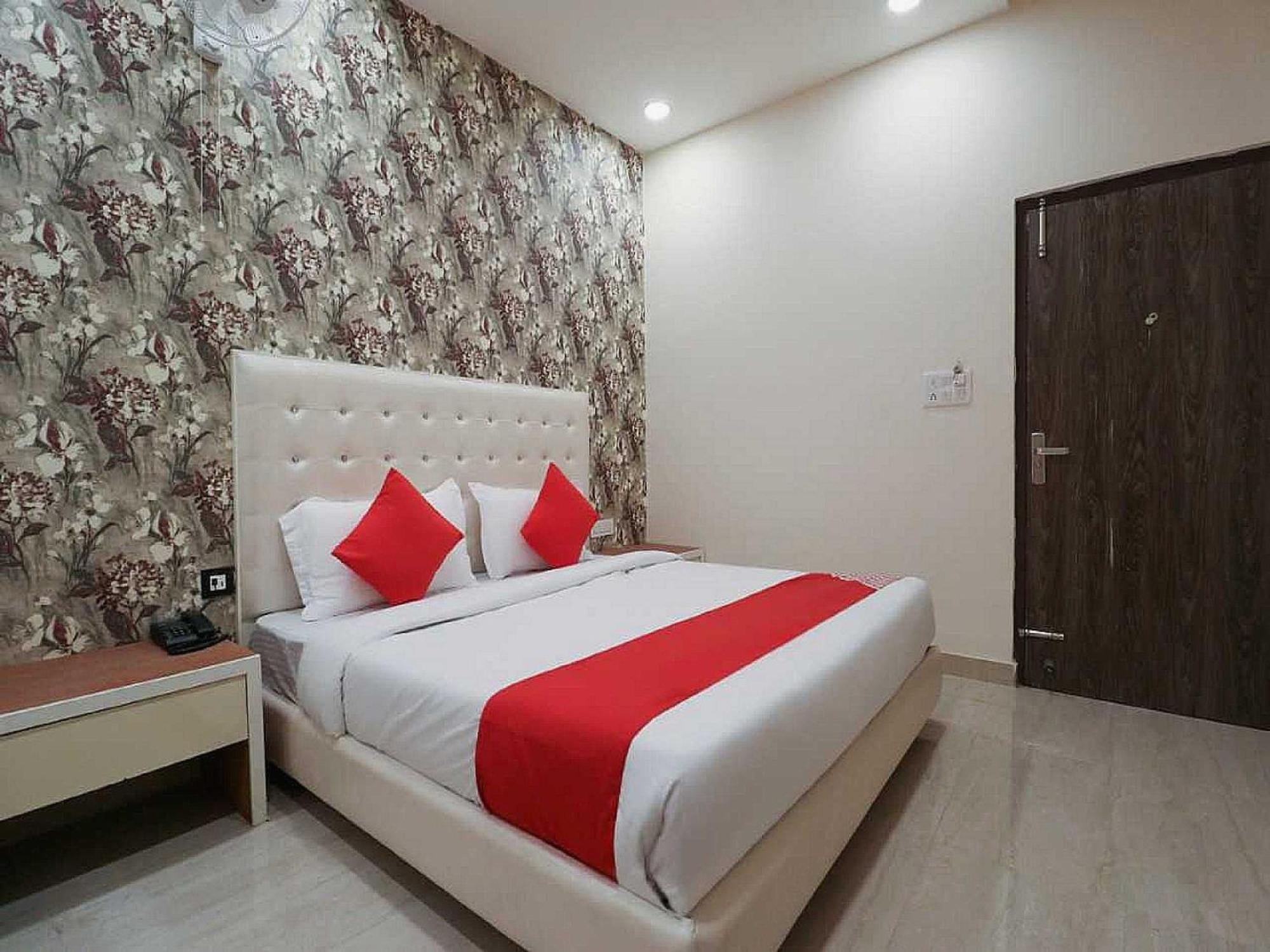 Hotel Anand Amritsar Buitenkant foto