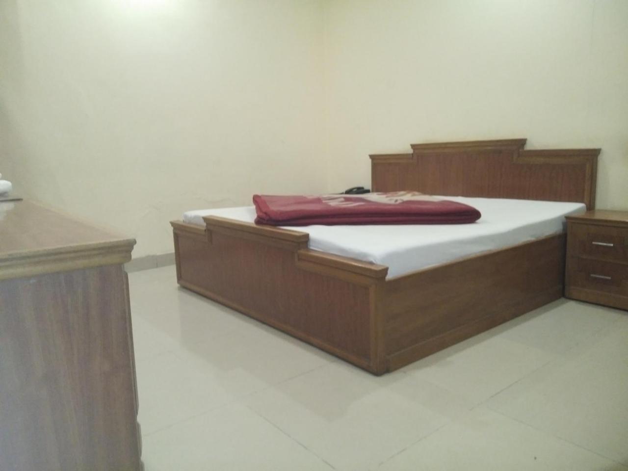 Hotel Anand Amritsar Buitenkant foto